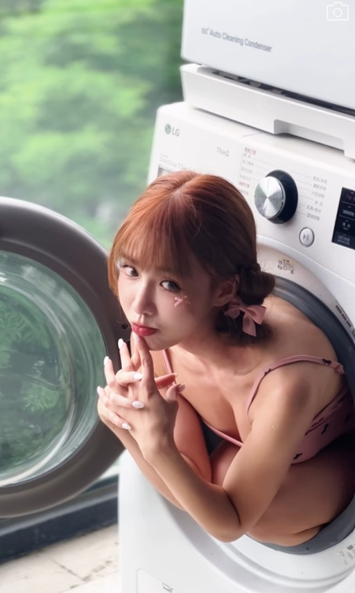 甜美小隻馬女神「牛奶」大玩特玩！狂鑽滾筒洗衣機拍性感寫真，結果竟卡住出不來笑翻全網！